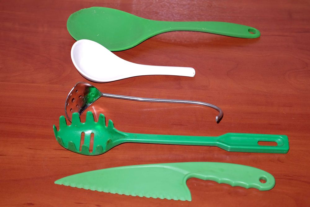 Ложка для спагетти, нож, поварёшка, кухонный набор.