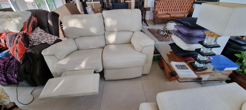 Sofá em pele genuína com 1 dos lugares reclinável-muito confortável.