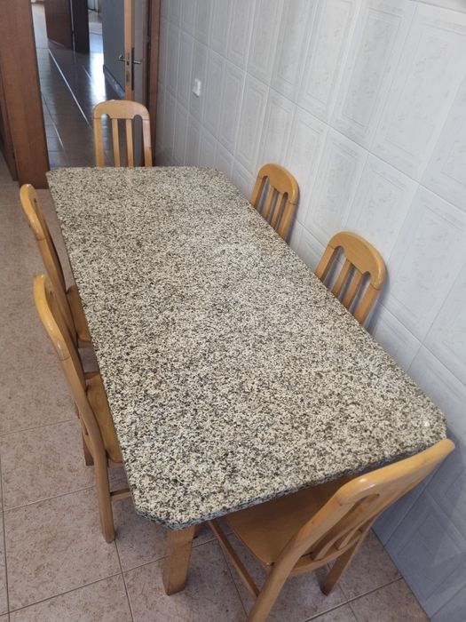 Mesa de jantar de madeira e granito com 6 bancos