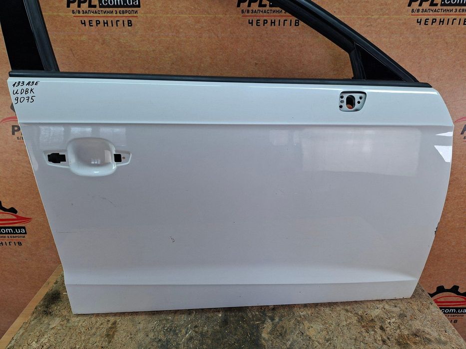 Audi A3 8V 2012-2020 5D HB Дверь передняя правая уплотнитель