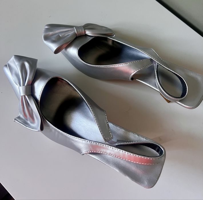 Nowe srebrne szpilki z kokardą na niskim obcasie rozmiar 37