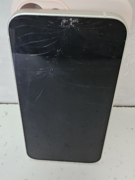 IPhone 13 128gb тріщина на склі ,екран працює добре