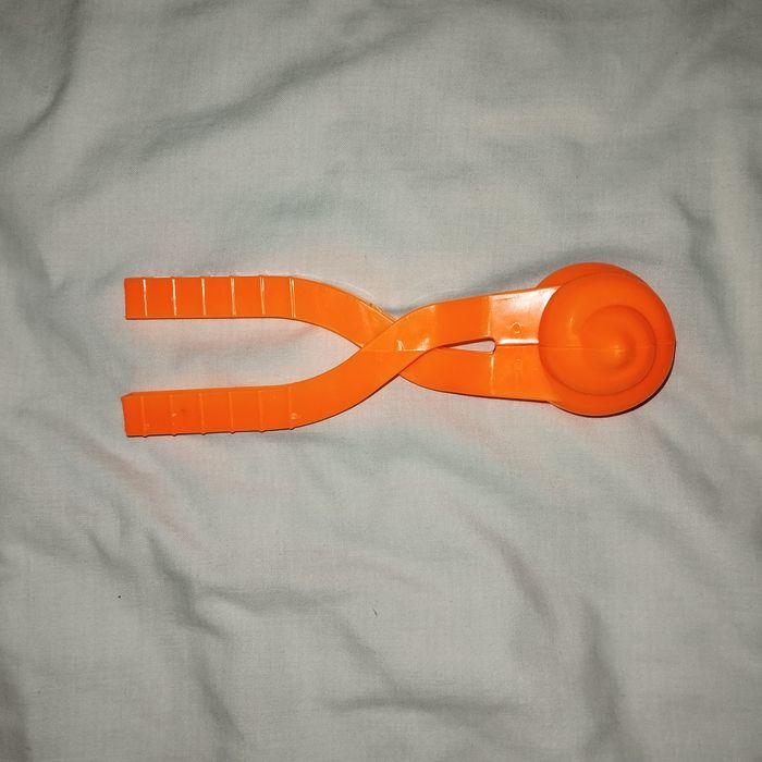 Снежко леп какашка маленький оранжевий