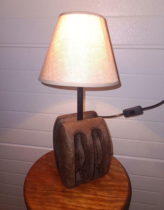 Candeeiro artesanal feito de cadernal antigo