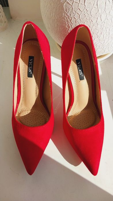 Ярко красные замшевые туфли