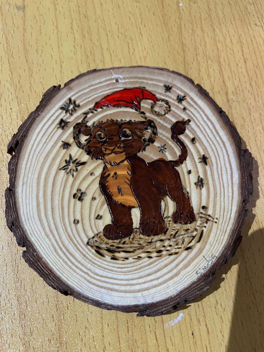 Enfeites de Natal gravado na madeira