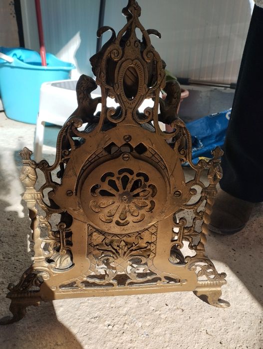 Relógio em bronze, muito antigo e pesado