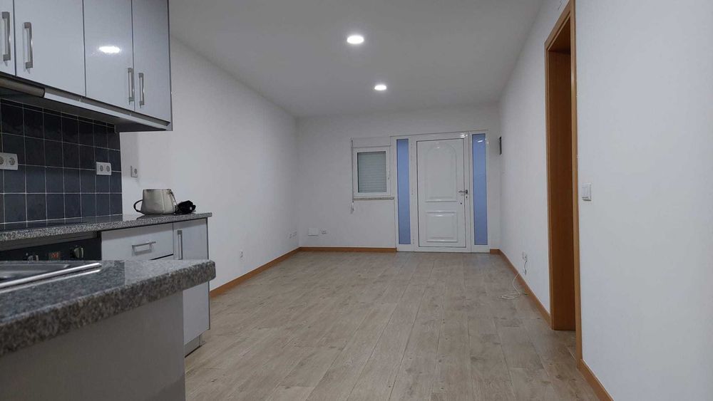 T2 reconstruído com cozinha equipada e pátio