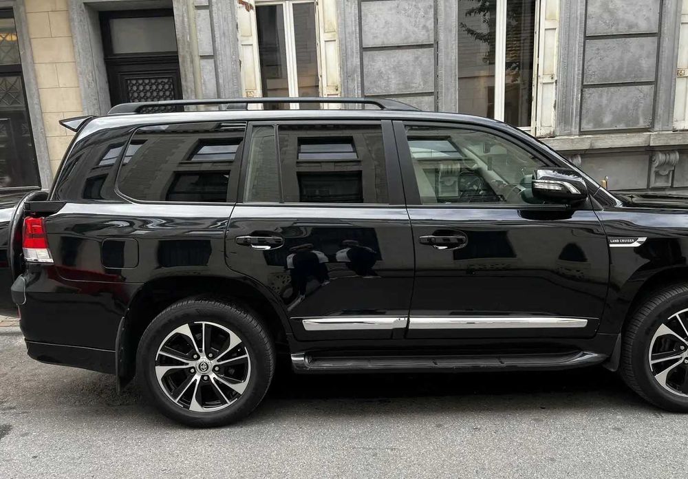 Toyota Land Cruiser 200 V8