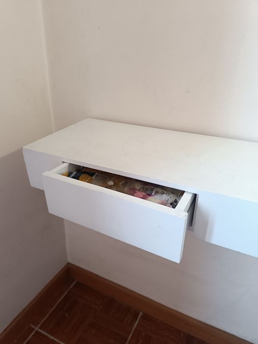 Mesa de cabeceira ou Penteadeira de parede (valor fixo)