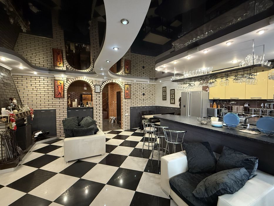 Укомплектований будинок з бомбосховищем