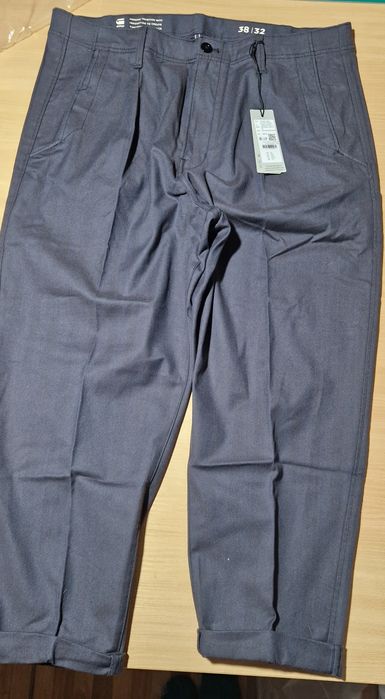 Штани G-Star Pleated Chino Relaxed Tapered
колір сірий фасон chinos