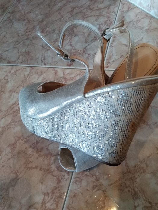 Sandálias pretas e prateadas