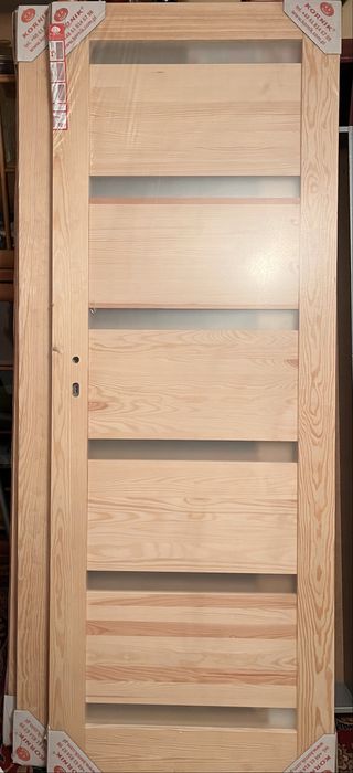 Drzwi drewniane sosnowe firmy Kornik z mlecznymi szybami - 3 szt.