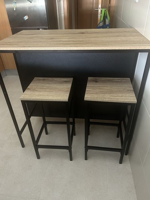 Mesa de cozinha e 2 bancos