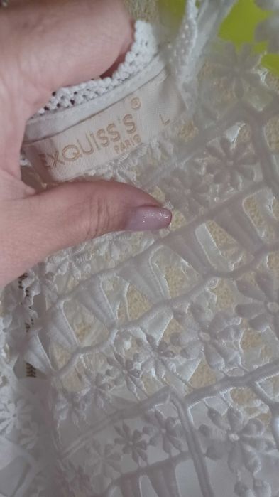 Biała sukienka z grubej koronki