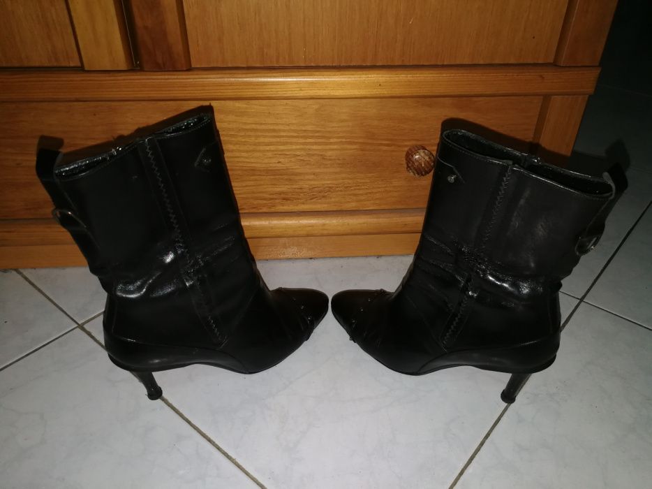 Botas em pele pretas Miguel Vieira