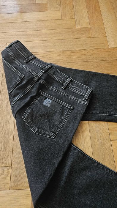 Jeansy Wrangler Larston, 33×30, stan bardzo dobry.