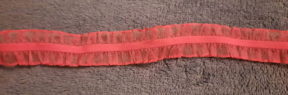 Czerwona guma z dwustronną falbanką, 3 m