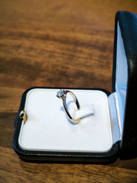 Pierścionek z diamentem brylantem 0.3 CT E VS1 certyfikat
