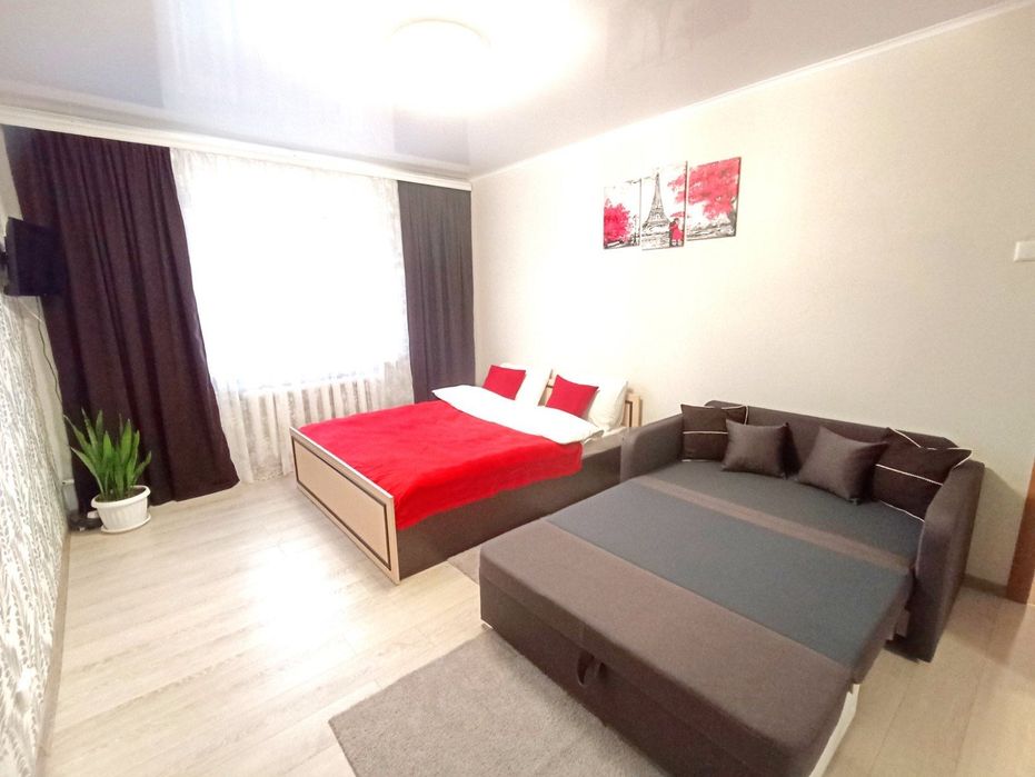 Здається подобово однокімнатна квартира з кондиціонером.