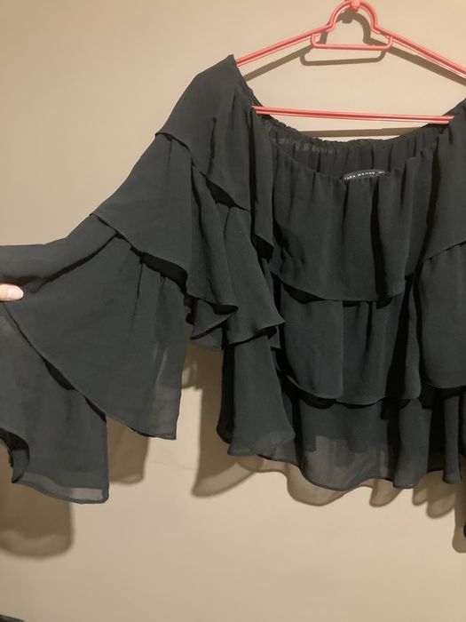 Czarna elegancka bluzka z falbanami
