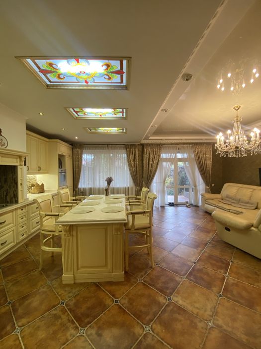 Неймовірний , великий таун хаус з гаражем.