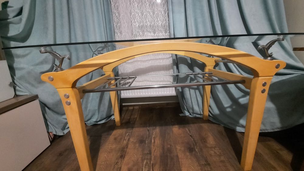 Продам стол на деревянной основе со стеклянным верхом