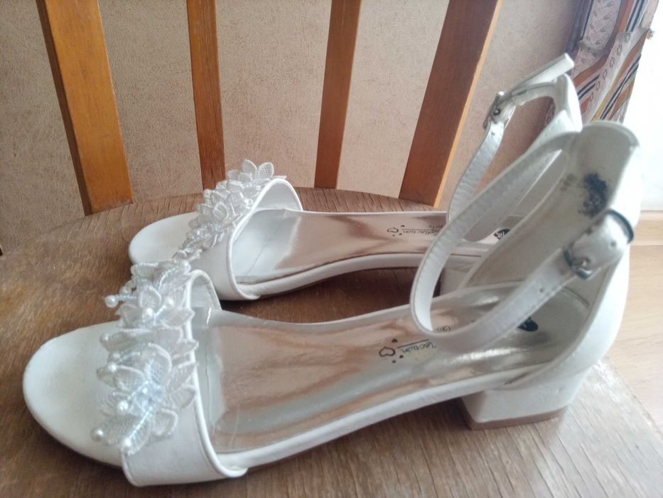 Босоножки белые на девочку р. 34