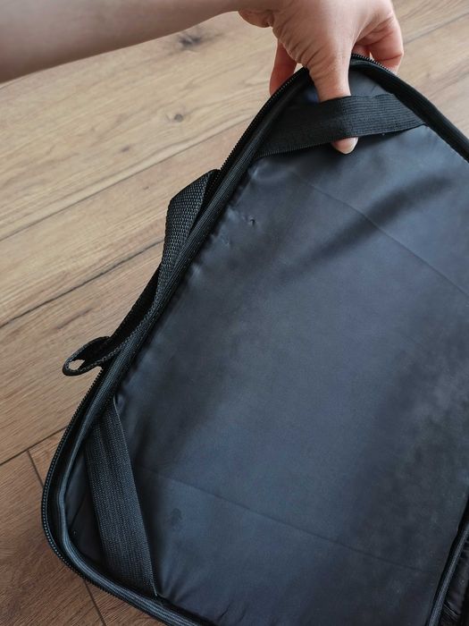 Estetyczna i praktyczna torba na laptopa w grochy w stylu retro