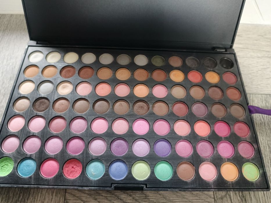 Косметика-палетка для девушек.