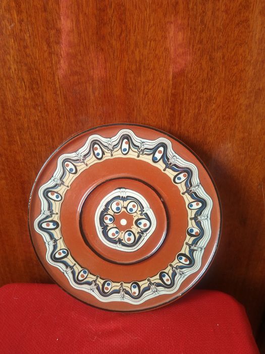 Большая керамичная художественная настенная тарелка.