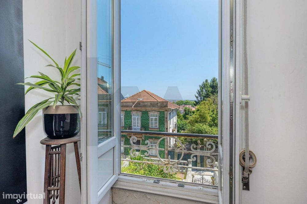 Moradia Burguesa Portuense com Jardim, Terraço e Elevado Potencial de