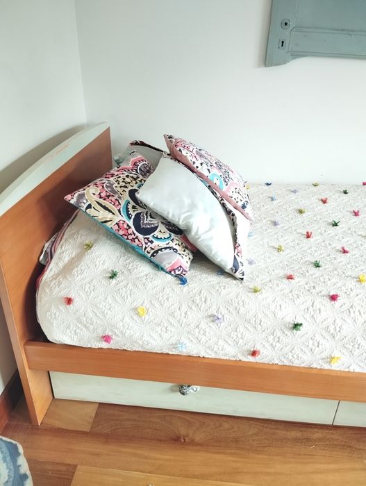 Cama de solteiro de madeira com gavetão e dois colchões quarto criança