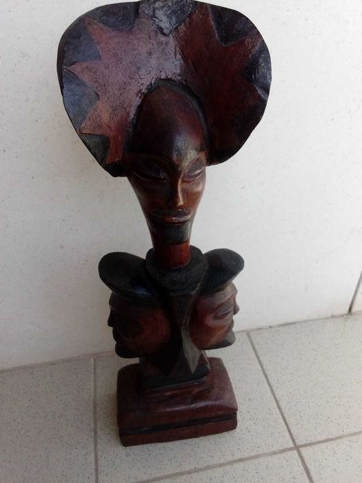 Esculturas em madeira
