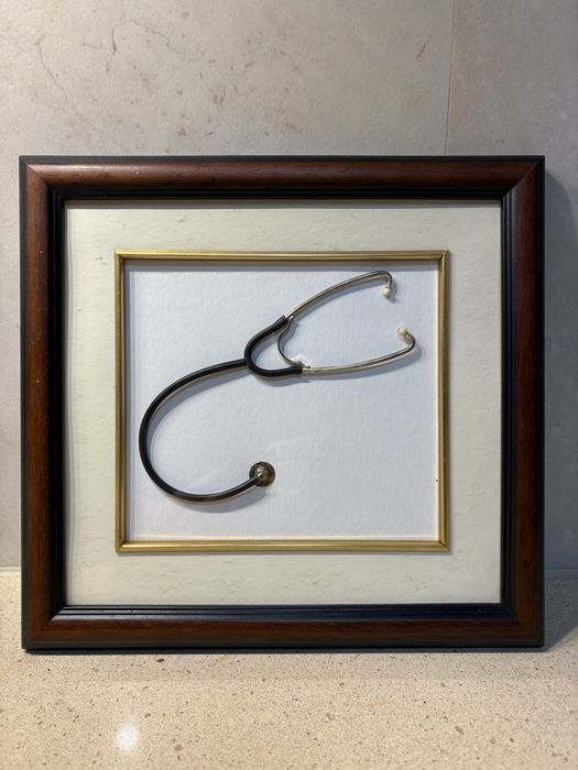 Quadro com miniatura de um estetoscópio em prata portuguesa