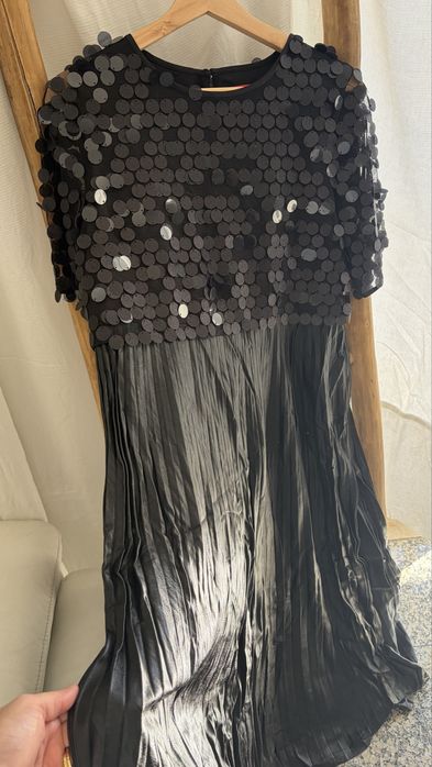 Vestido com brilho e couro
