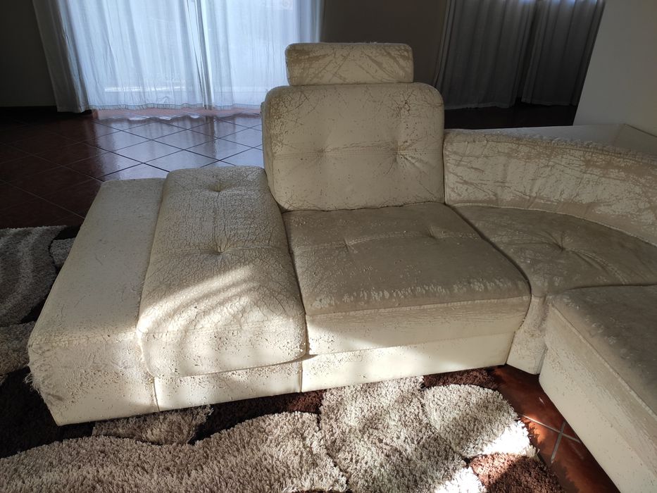 Sofá de canto em pele sintética para restaurar