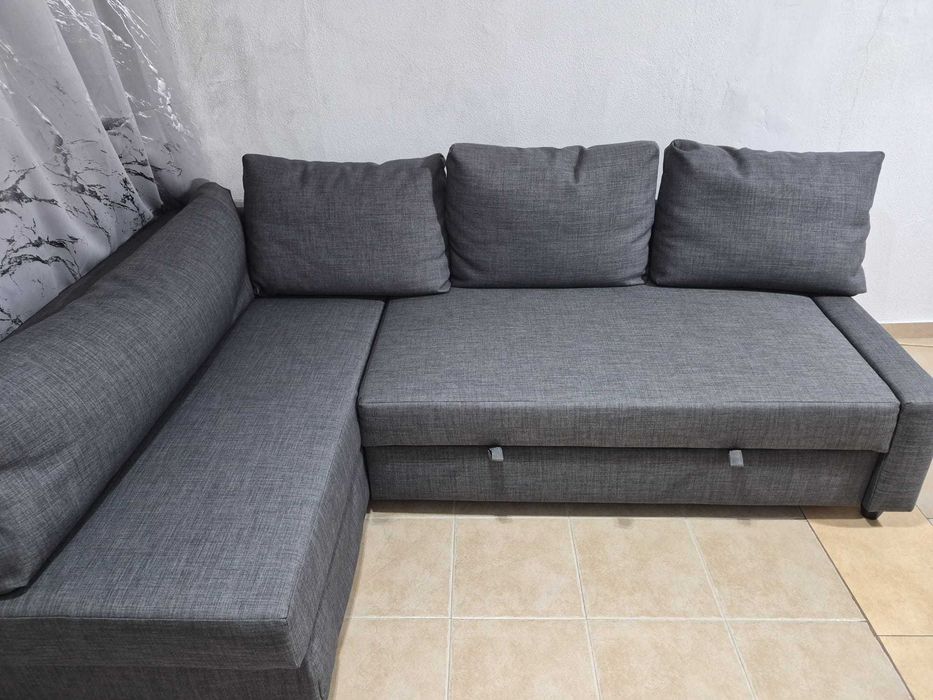 Sofá de canto cinzento com chaise longue e arrumação