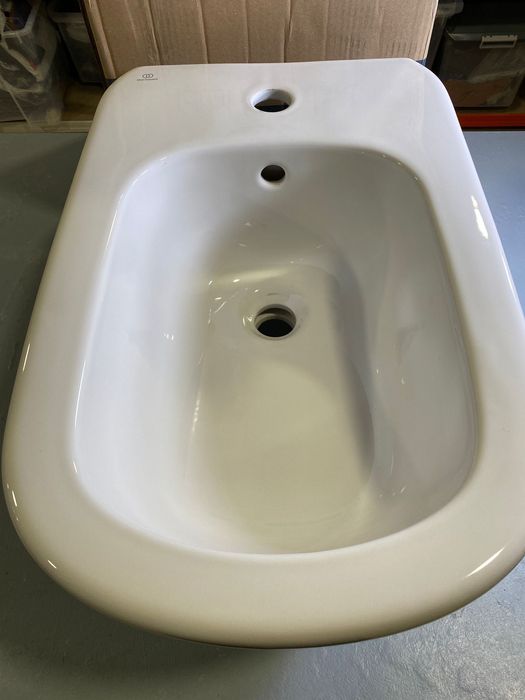 Bidé suspenso Ideal Standard Thesis com fixações ocultas - Silk White