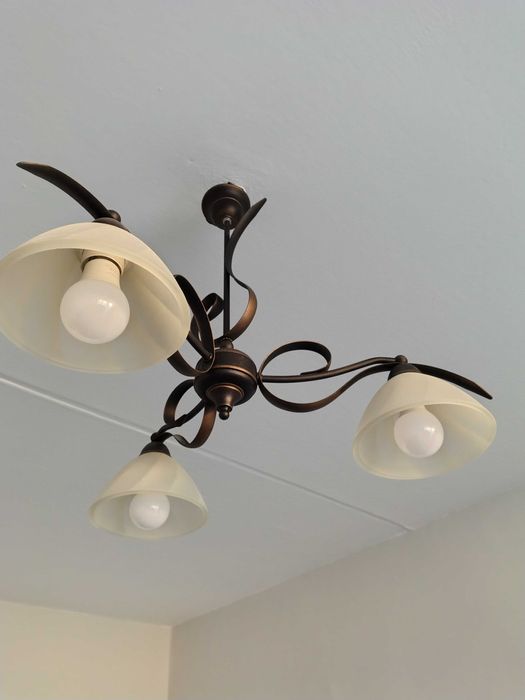 Lampa wisząca z trzema kloszami