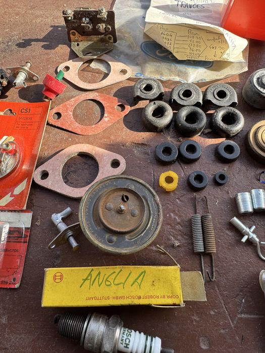 Lote de pecas diversas para Ford Anglia de 1961