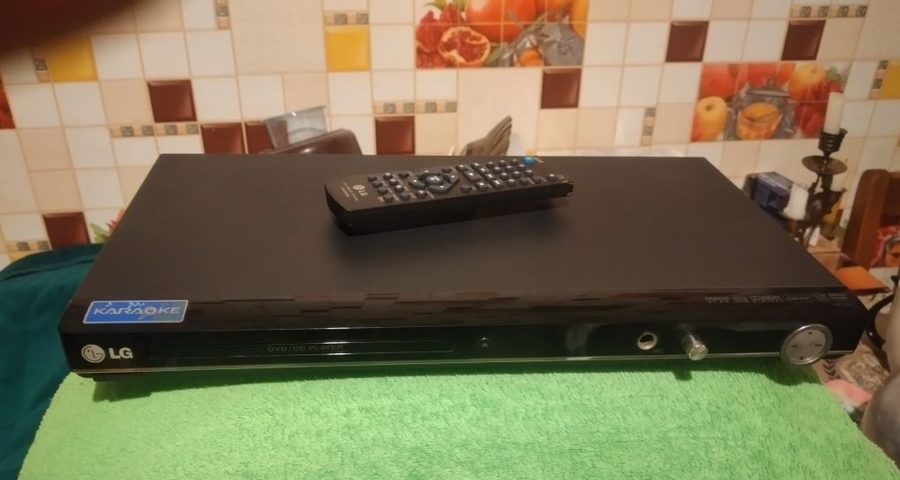Мультиформатний DVD-плеєр LG з караоке