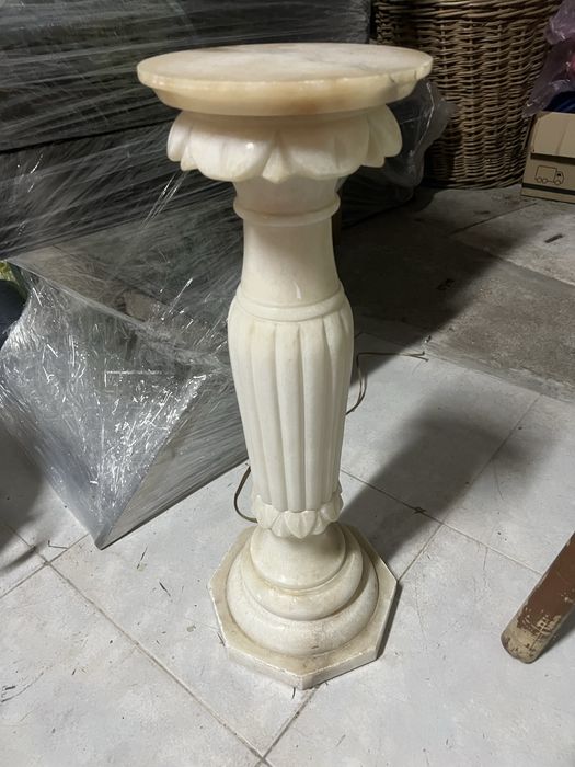 Coluna em marmore iluminada