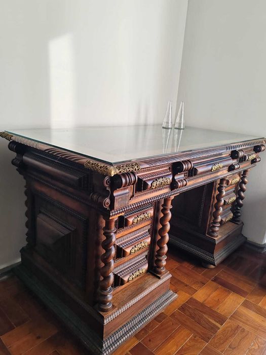 Secretária muito bem tratada em Pau Santo - Tampo 75cm x 140cm