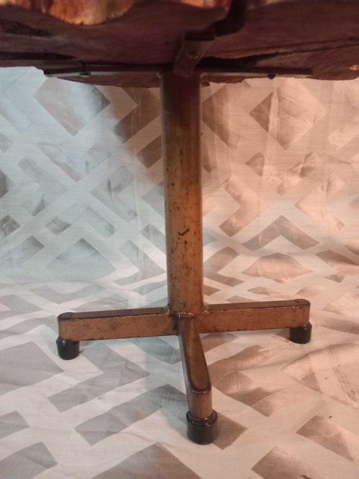 Mesa de apoio ou mesa lateral, rustica industrial, antiga, base latão