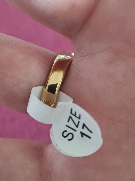 Anel dourado, em aço, com grande pedra azulão. T17