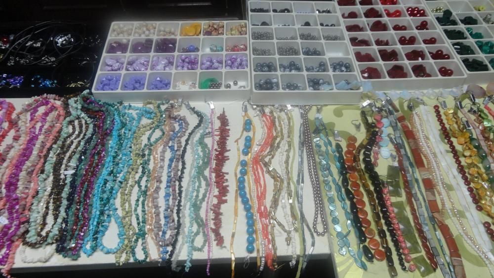 Colares pulseiras e milhares de pedras
