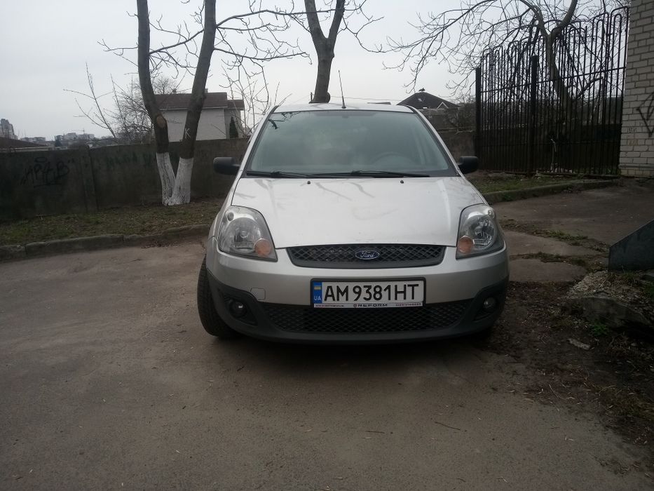 Автомобіль Форд фієста