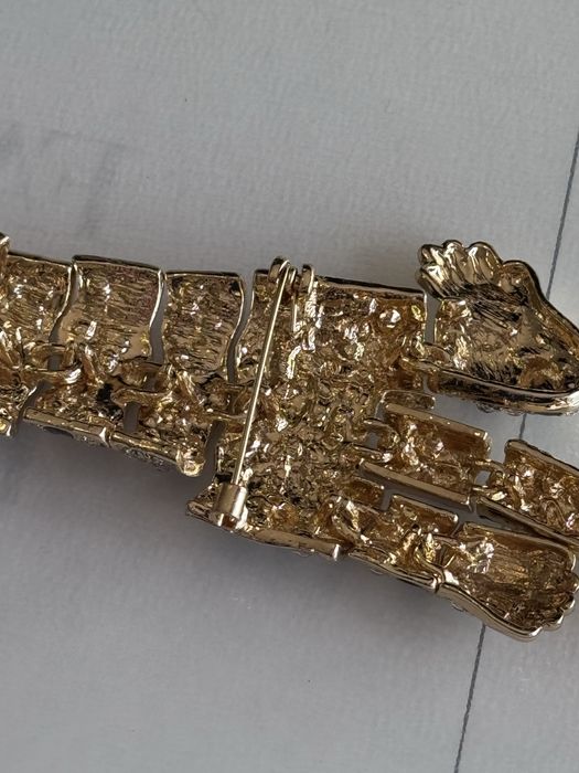 Lindo broche articulado em forma de tigre